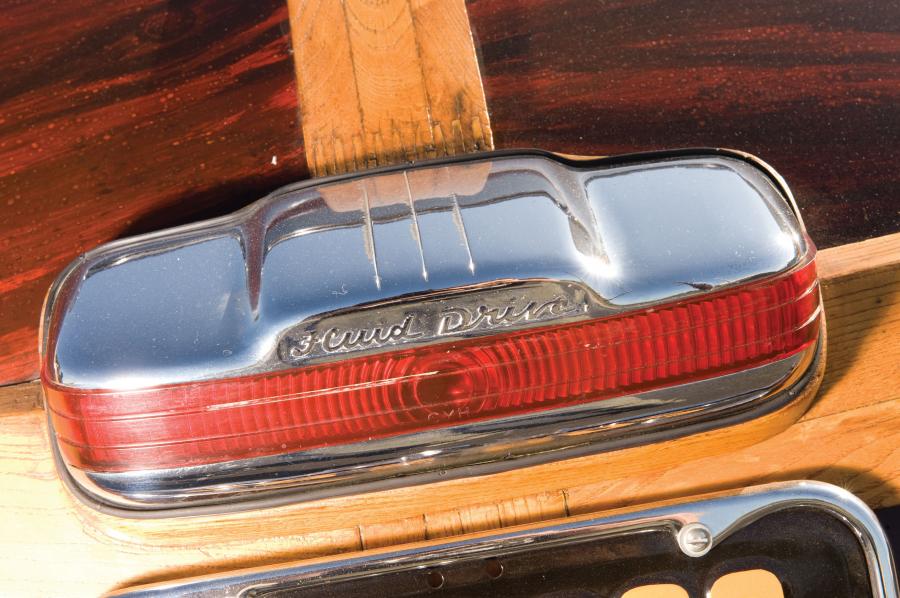  Chrysler Town & Country Sedan 1947 года  (фото 41 из 61)